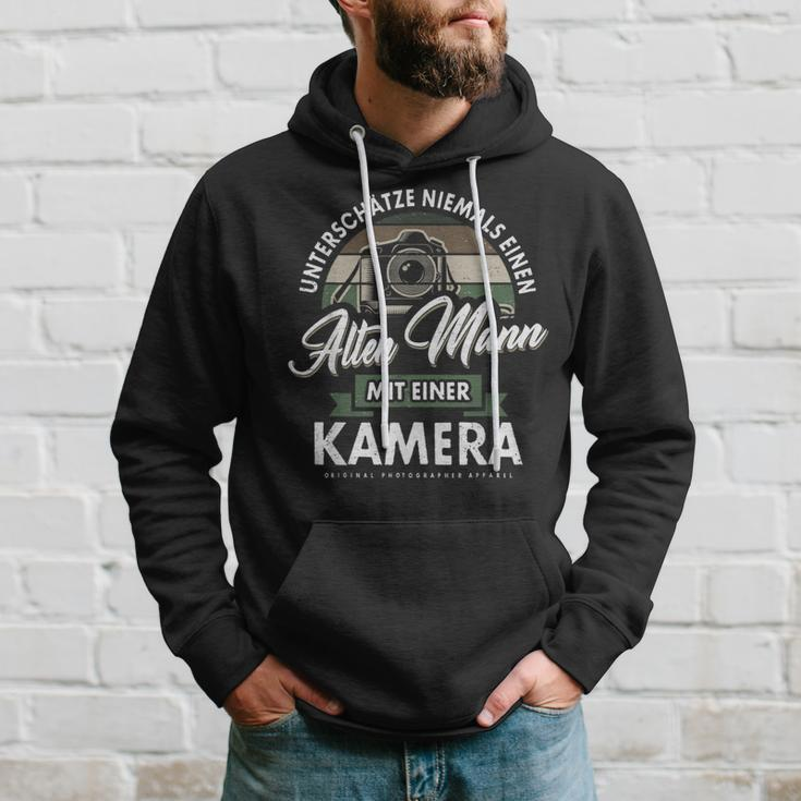 Underschätze Niemal Einen Alten Mann Mit Kamera Photographer Kapuzenpullover Geschenke für Ihn