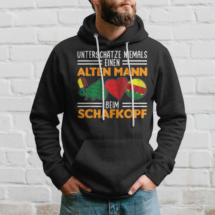 Unterschätze Niemals Einen Alten Mann Beim Schafkopf Kapuzenpullover Geschenke für Ihn