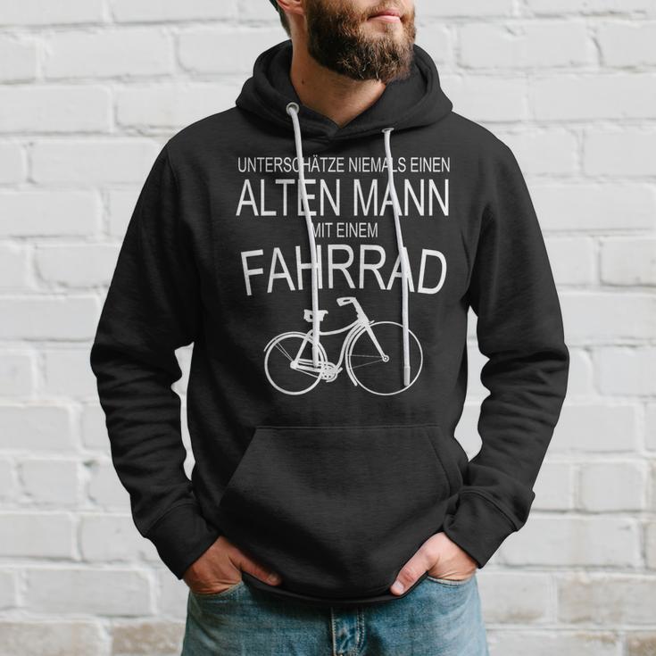 Unterschätze Niemals Einen Alten Mann Mit Fahrrad Kapuzenpullover Geschenke für Ihn