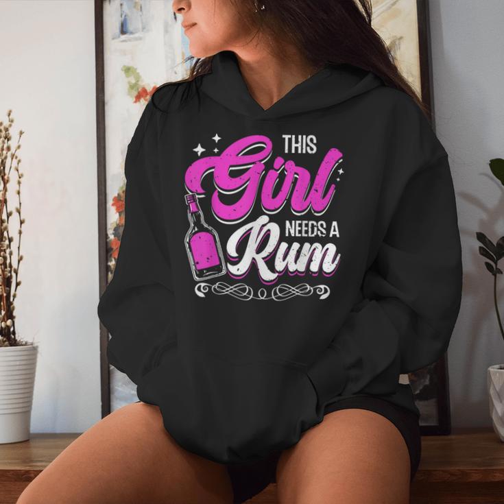 Dieses Mädchen Needs A Rum Saufen Rums Trinken Rum Kapuzenpullover für Damen Geschenke für Sie