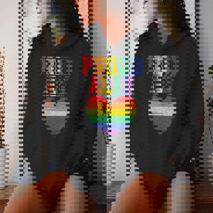 Donna Proud Ally Heart Protest Lgbtq Rainbow Flag Gay Pride Ally Con Collo A Felpa con cappuccio da donna Regalos para ella
