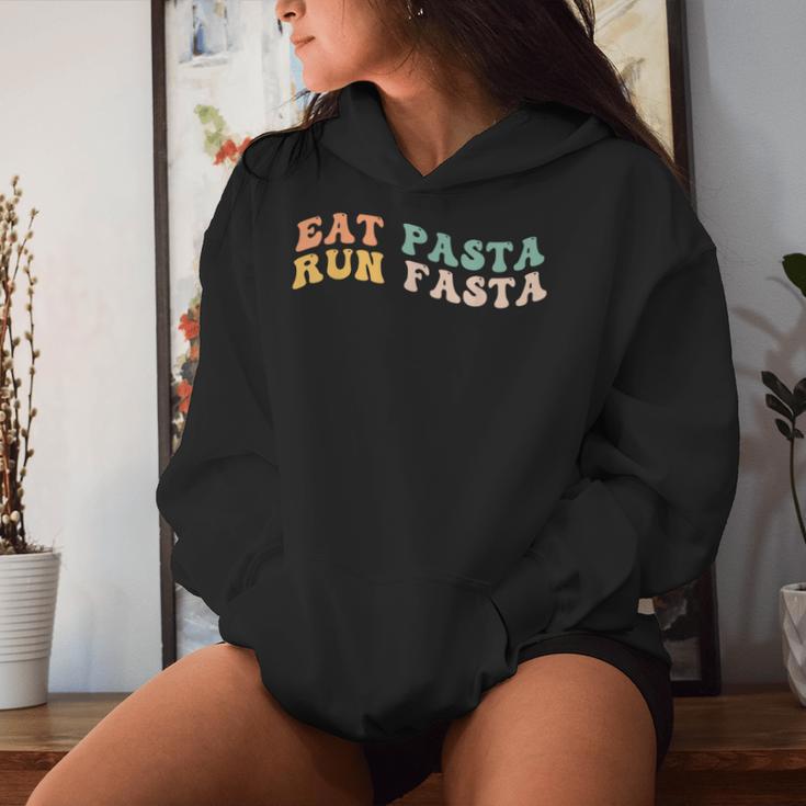 Eat Pasta Run Fasta Spaghetti Lovers Groovy Retro Kapuzenpullover für Damen Geschenke für Sie