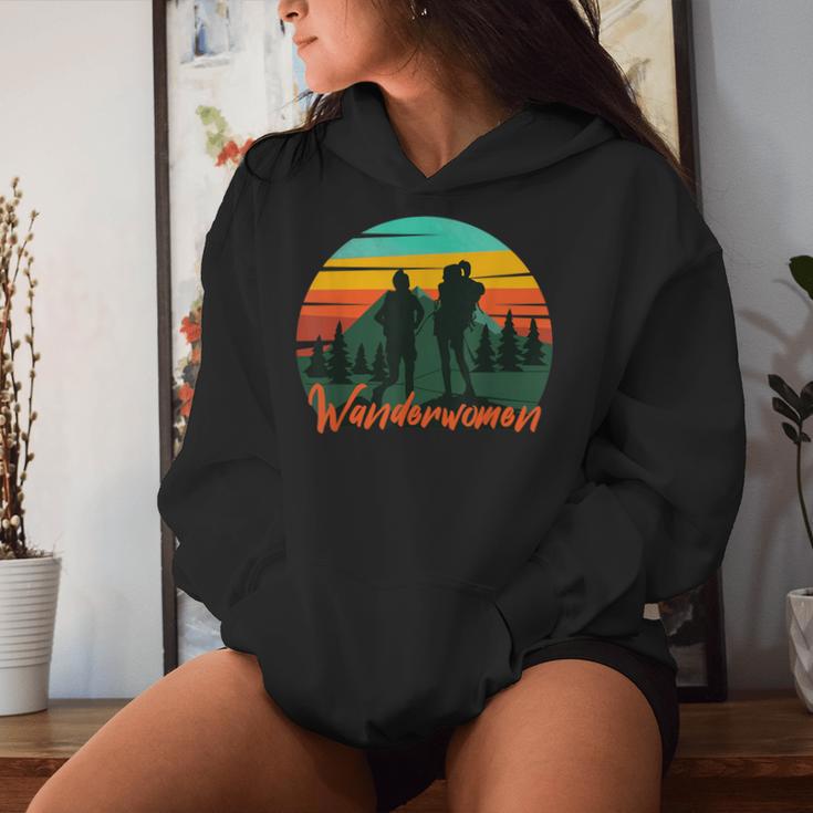 Wanderwomen Wanderwoman Wanderlust Woman Hiking Saying Hiking Kapuzenpullover für Damen Geschenke für Sie