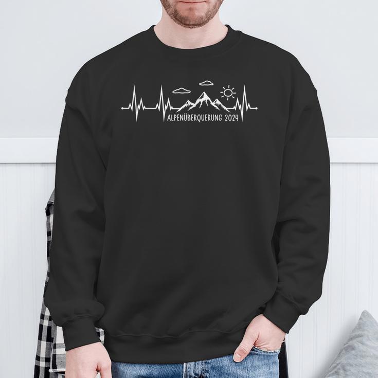 Alpen Überquerung 2024 Heartbeat Alpine Crossing 2024 Sweatshirt Geschenke für alte Männer