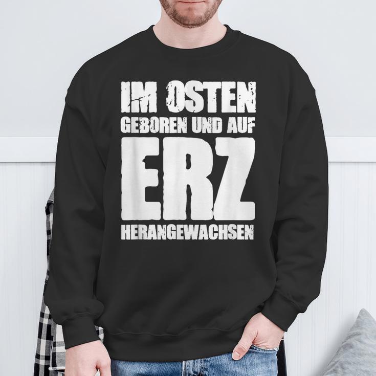 Ddr Ossi Erzgebirge Im Osten Geboren Auf Erz Heranwursen In East Sweatshirt Geschenke für alte Männer