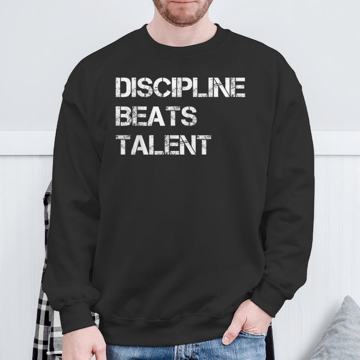 Discipline Beats Talent Sweatshirt Geschenke für alte Männer