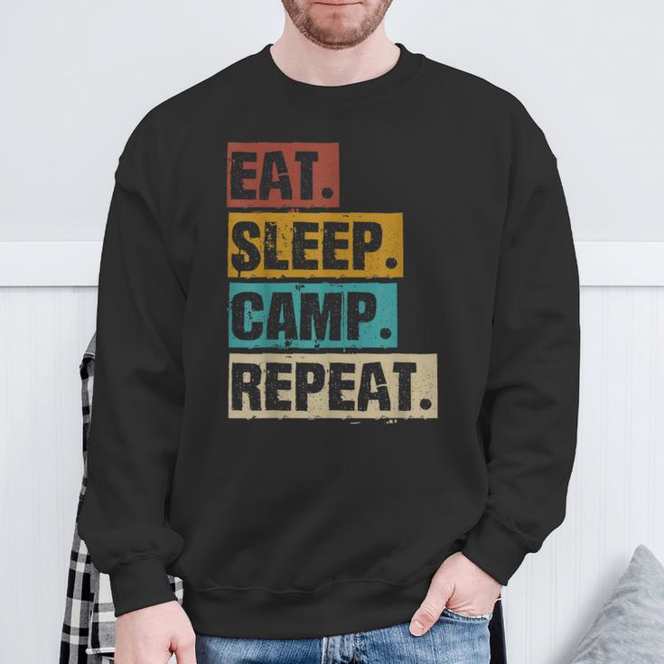 Eat Sleep Camp Repeat -Intage Outdoor Camping Camper Sweatshirt Geschenke für alte Männer