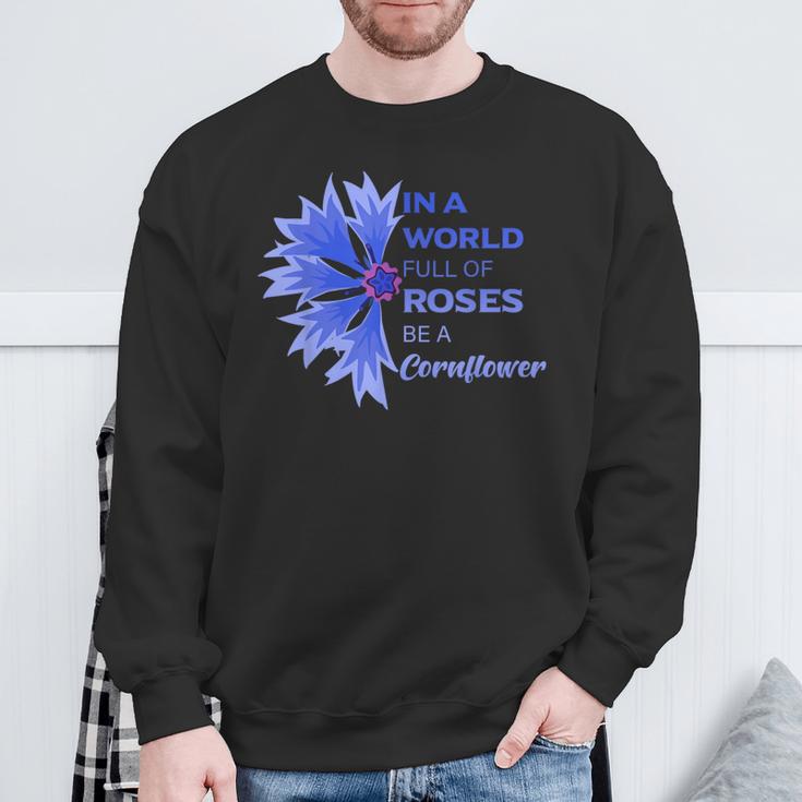 In Einer Weltoller Roses Sei Ein Kornblume In A World Full S Sweatshirt Geschenke für alte Männer