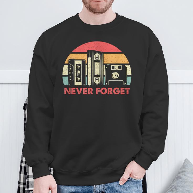 Never Forget Cool Retro Floppy Diskhs And Cassette Tapes Sweatshirt Geschenke für alte Männer