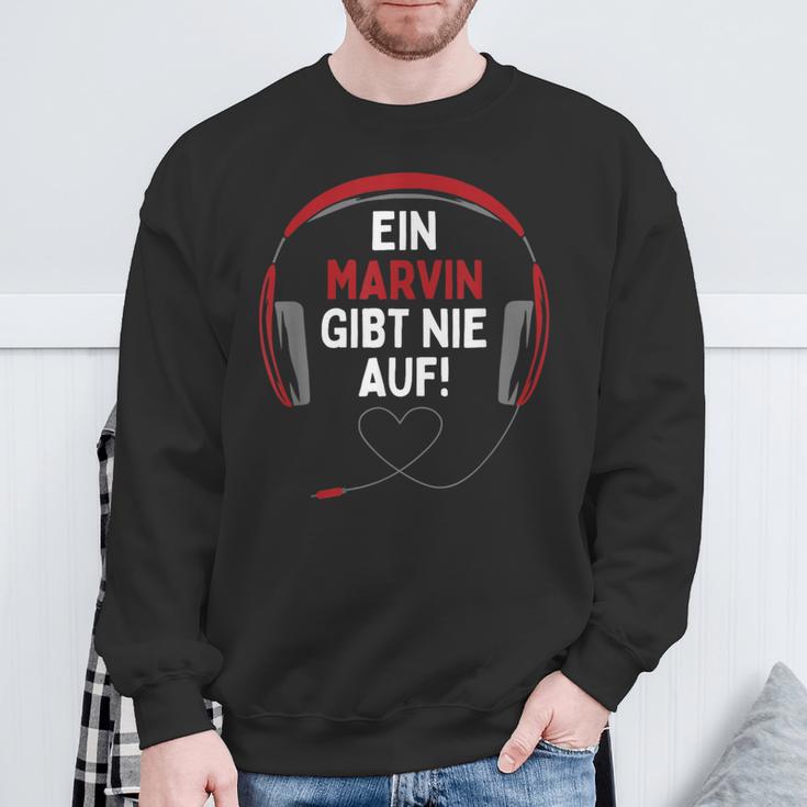 Gaming Headphones Ein Marvin Gibt Nie Auf Personalised Sweatshirt Geschenke für alte Männer