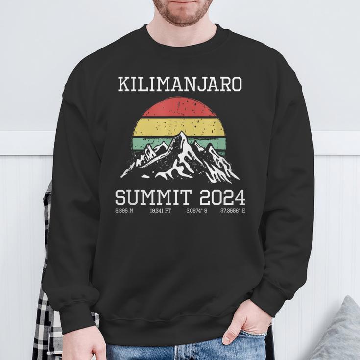 Gipfel Kilimanjaro 2024 Hiking Tanzania Retro Sweatshirt Geschenke für alte Männer