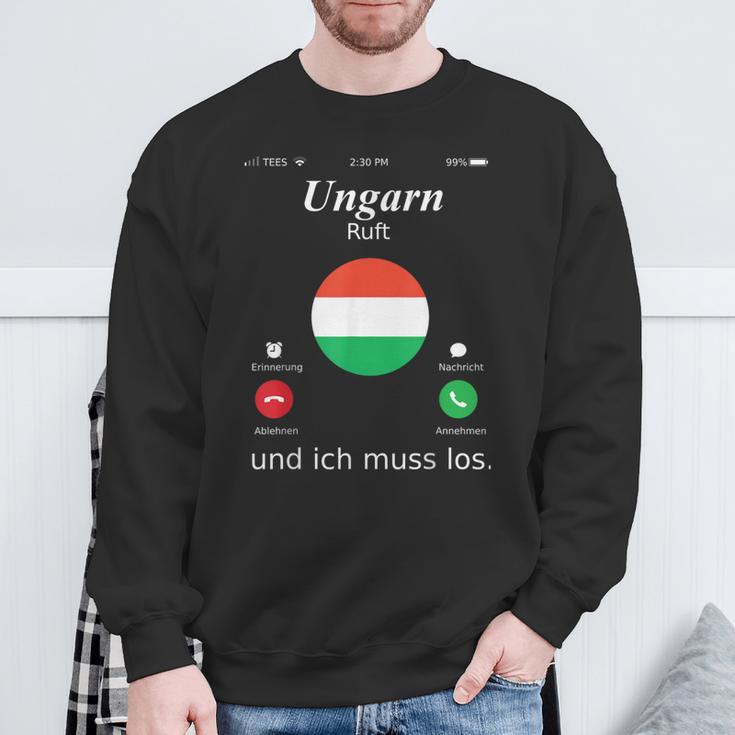 With Hungary Ruft Und Ich Muss Los Hungary Flag Sweatshirt Geschenke für alte Männer