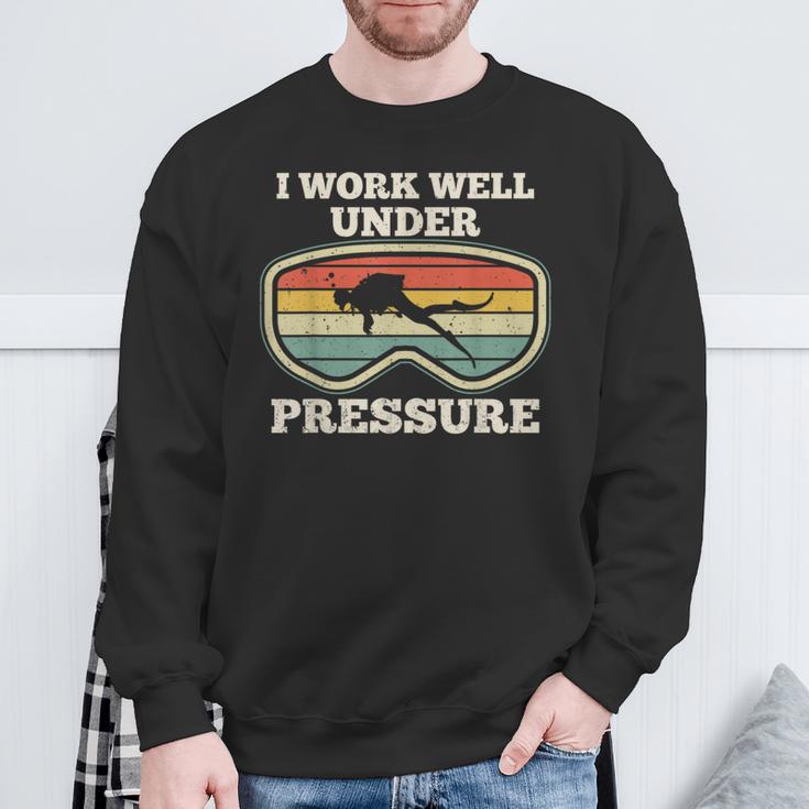 Ich Arbeite Gut Unter Druck I Work Well Under Pressure Sweatshirt Geschenke für alte Männer