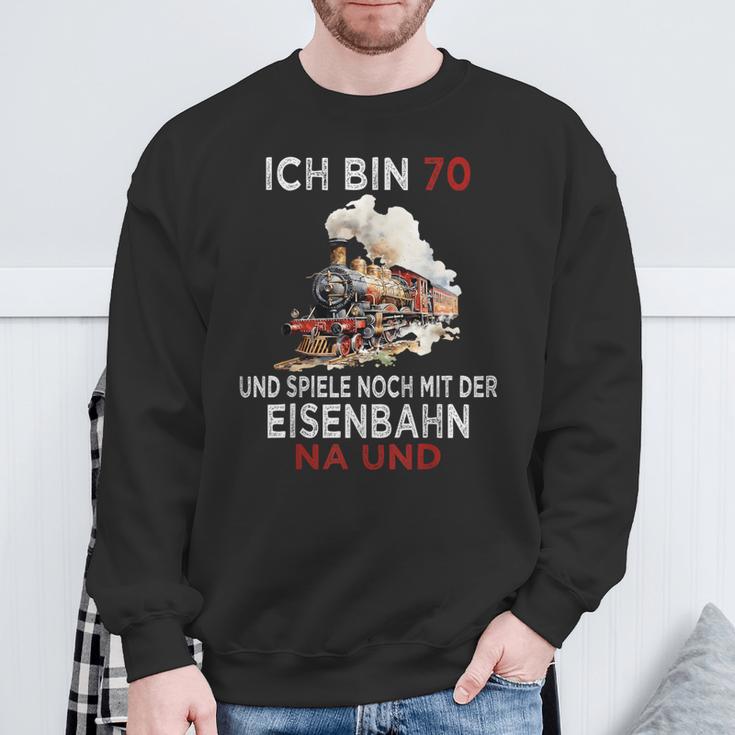 Ich Bin 70 Und Spiele Noch Mit Der Eisenbahn Na Und Sweatshirt Geschenke für alte Männer