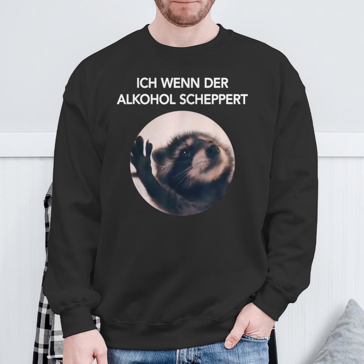 Ich Wenn Der Alkohol Scheppert X Pedro Raccoon Meme Sweatshirt Geschenke für alte Männer