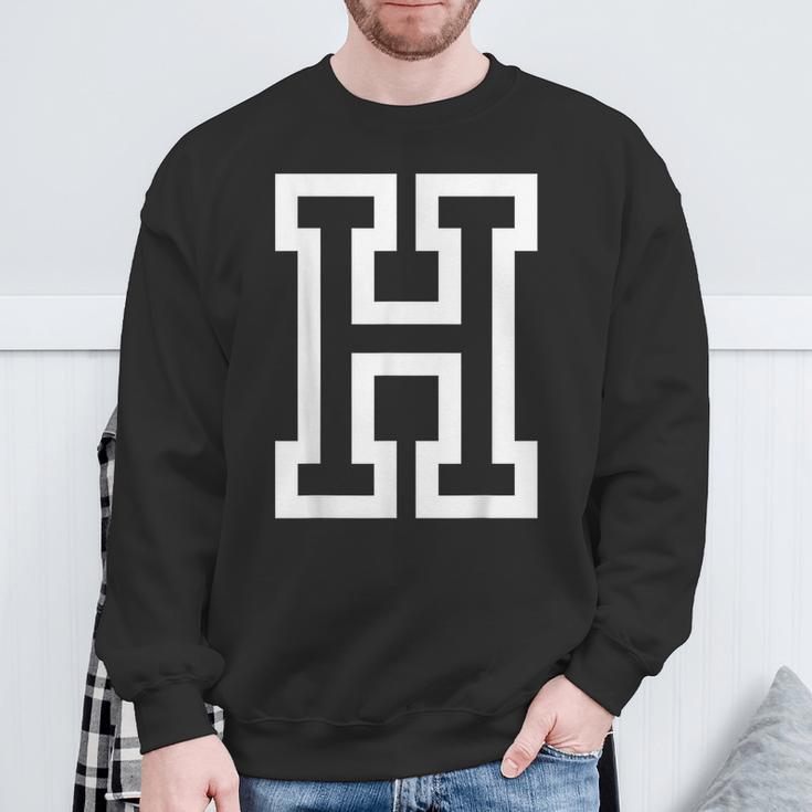 Letter H Bold Outline In Large Sweatshirt Geschenke für alte Männer