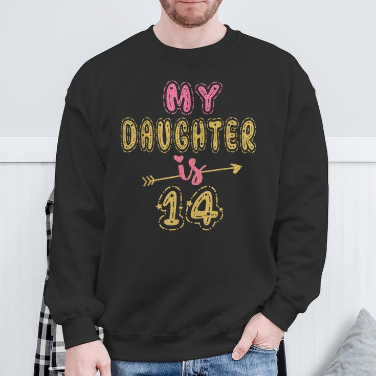 Meine Tochter Ist 14 Jahre Alt 14 Geburtstag Idee Für Sie Sweatshirt Geschenke für alte Männer