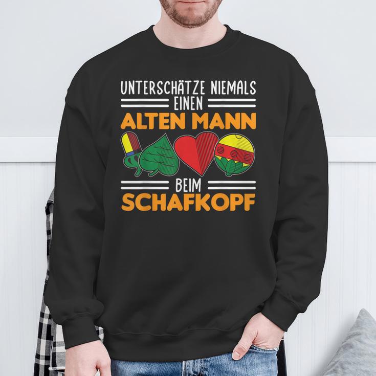 Unterschätze Niemals Einen Alten Mann Beim Schafkopf Sweatshirt Geschenke für alte Männer