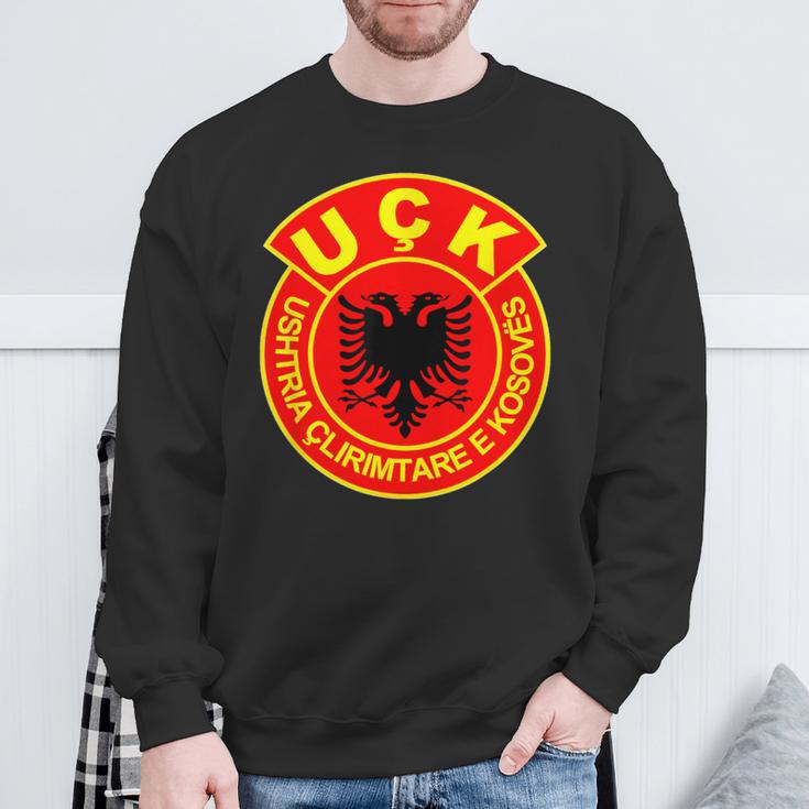 Uqk Flag Kosovo Albaner Uck Jashari Army Eagle Sweatshirt Geschenke für alte Männer