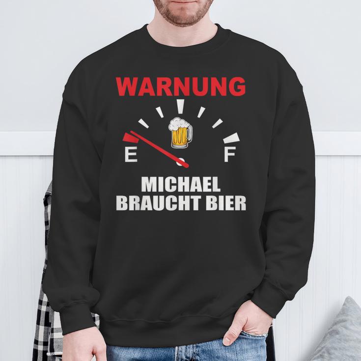 Warning Michael Braucht Bier Sweatshirt Geschenke für alte Männer