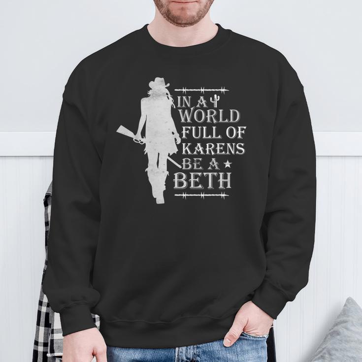 In A World Full Of Karens Be A Beth Sweatshirt Geschenke für alte Männer