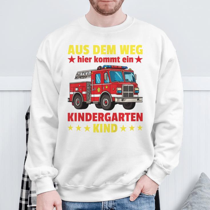 Aus Dem Weg Hier Kommt Ein Kindergartenkind Feuerwehr German Sweatshirt Geschenke für alte Männer