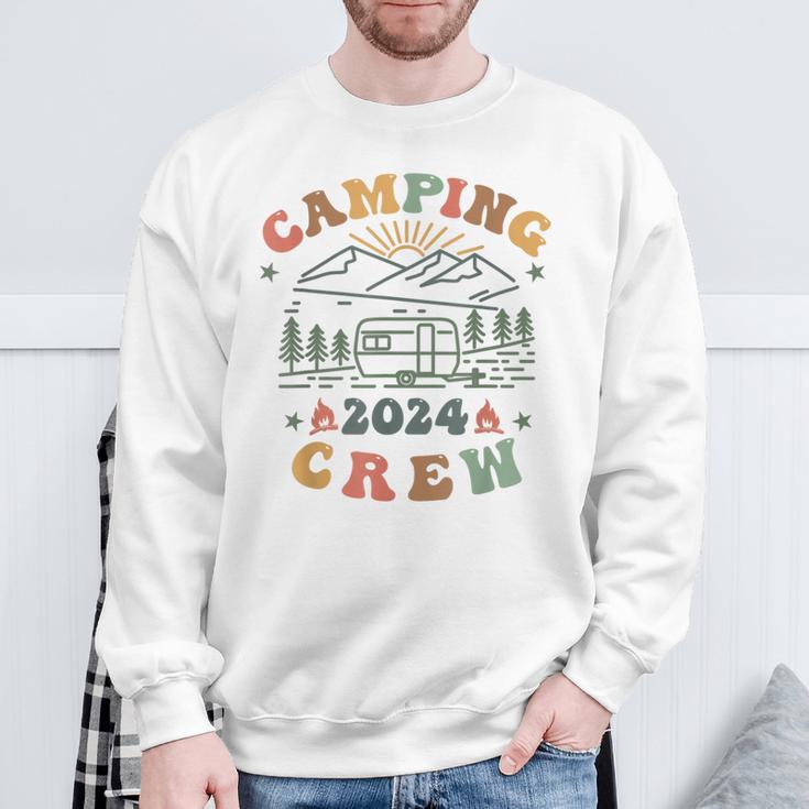 Camping Crew 2024 Familienpassender Sommertrip Camp Retro Sweatshirt Geschenke für alte Männer