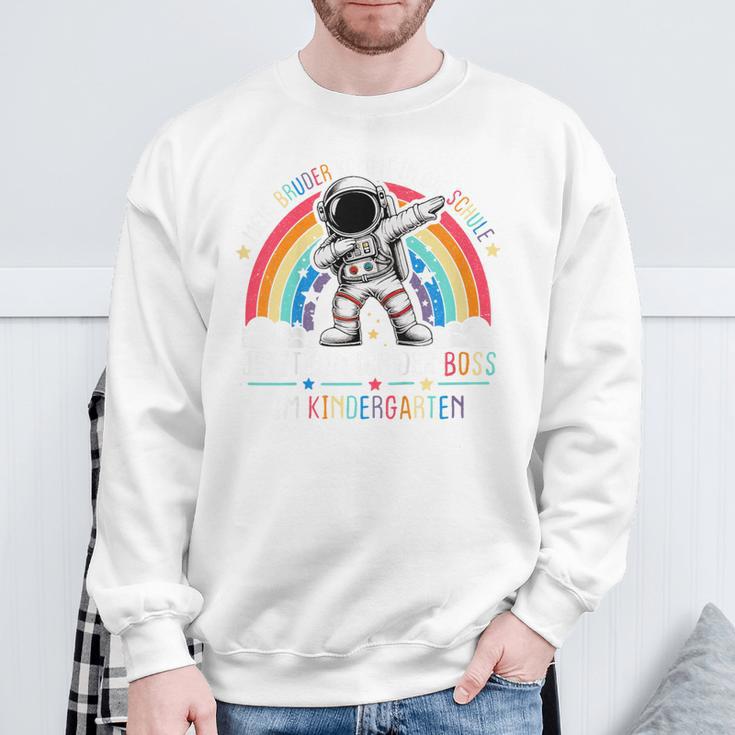 Children's My Brother Comes In Die Schule Boss Im Kindergarten Sweatshirt Geschenke für alte Männer