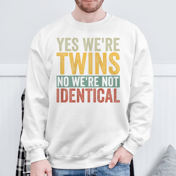 Ja Wir Sind Zwillinge Nein Wir Sind Nicht Identisch Sweatshirt Geschenke für alte Männer