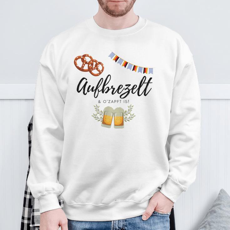 Oktoberfest Wiesn Saying Aufbrezel& O'zapft Is Sweatshirt Geschenke für alte Männer