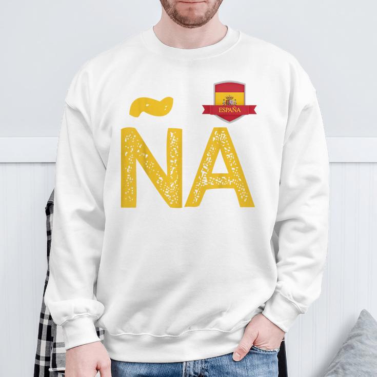 Spain España People Flag Letter N And A Spain España Red Sweatshirt Geschenke für alte Männer