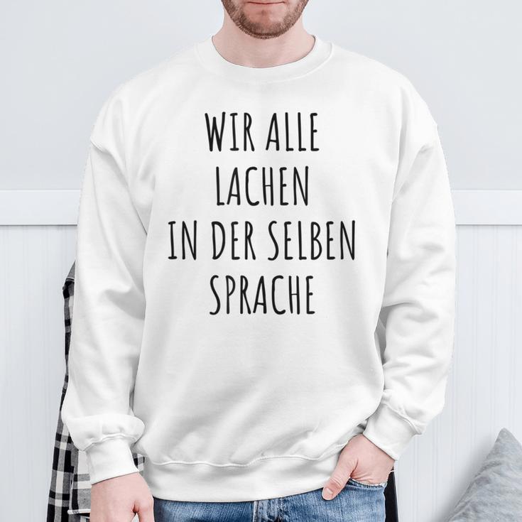 Wir Alle Lachen In Der Same Language Anti-Nazi Sweatshirt Geschenke für alte Männer