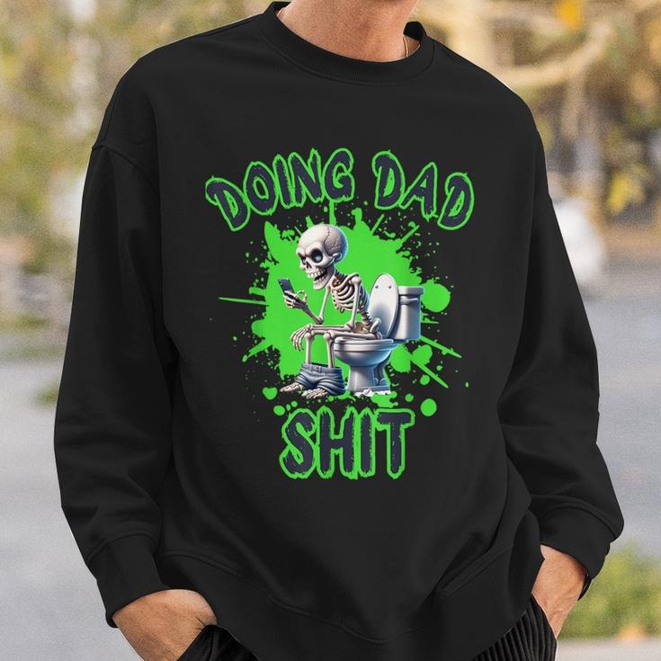 Dad Skelett Doing Dad Shit Lustiger Totenkopfatertag Sweatshirt Geschenke für Ihn