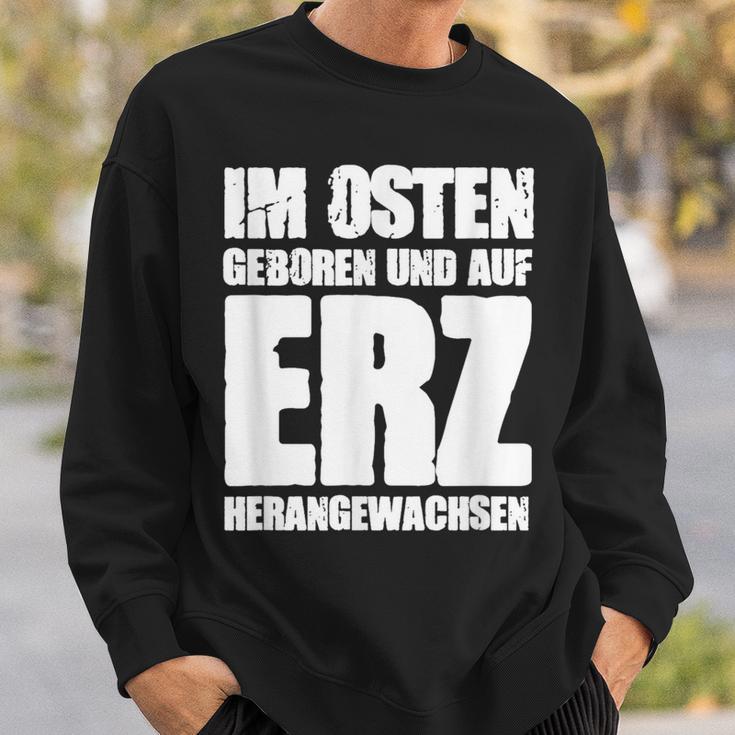 Ddr Ossi Erzgebirge Im Osten Geboren Auf Erz Heranwursen In East Sweatshirt Geschenke für Ihn