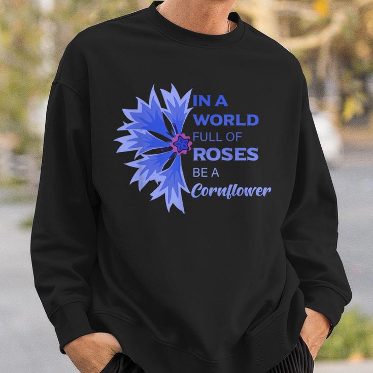 In Einer Weltoller Roses Sei Ein Kornblume In A World Full S Sweatshirt Geschenke für Ihn