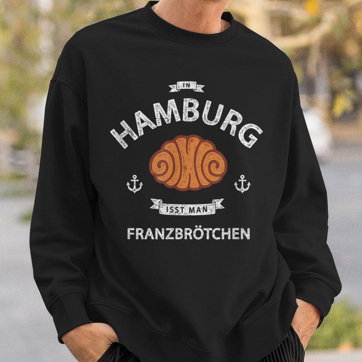 In Hamburg Isst Man Franzbrötchen Nordlicht Idea Sweatshirt Geschenke für Ihn