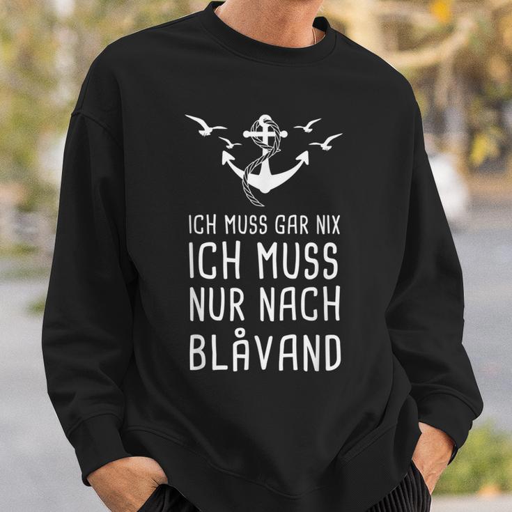 Ich Muss Gar Nix Ich Muss Nur Nach Blåvand Blavand Denmark Sweatshirt Geschenke für Ihn