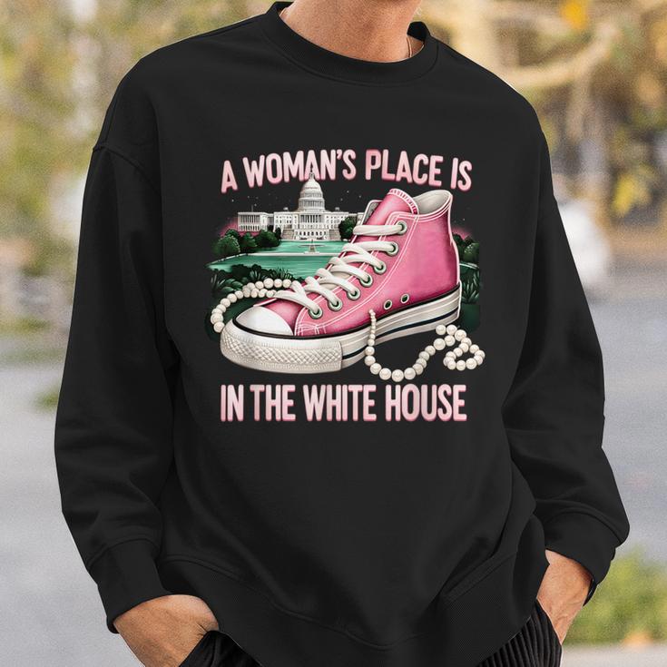 Kamala Harris Der Platz Einer Frau Ist Im Weißen Haus German Sweatshirt Geschenke für Ihn