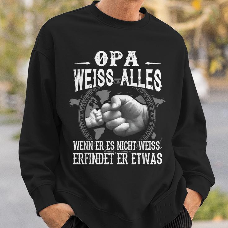 Opa Weiss Alles Wenn Er Es Nicht Weiss Erfindet Er Etwas Sweatshirt Geschenke für Ihn