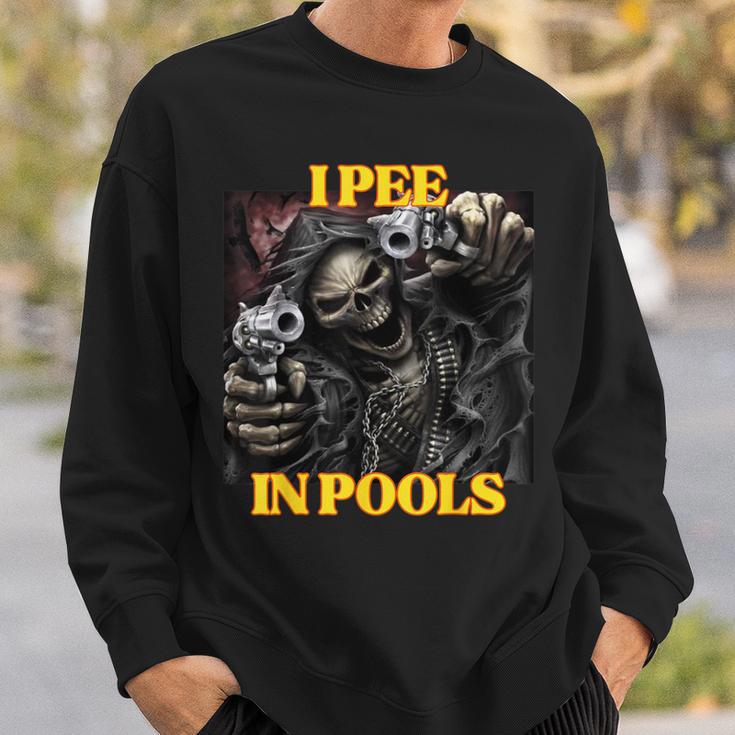 I Pee In Pools Cringe Hard Skeleton Meme Sweatshirt Geschenke für Ihn