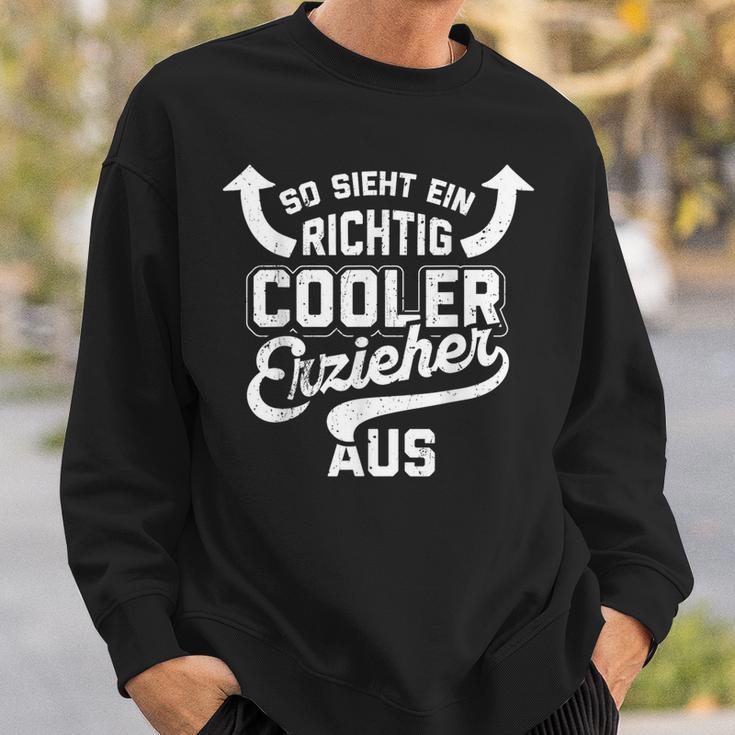 With So Ssieht Ein Richtig Cooler Erzieher Aus Educator German Text So Ssieht E Sweatshirt Geschenke für Ihn