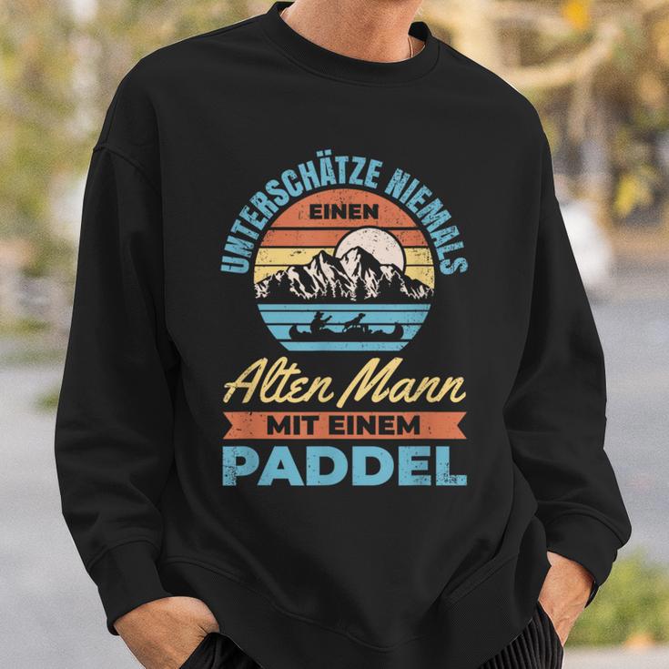 Underschätze Niemal Einen Old Man Mit Einem Paddle S Sweatshirt Geschenke für Ihn