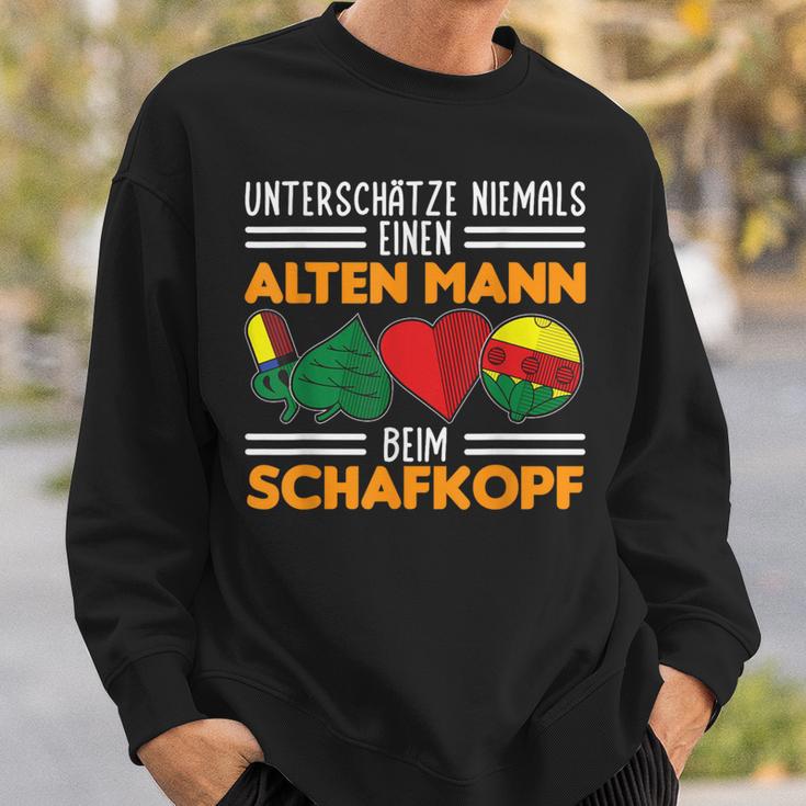 Unterschätze Niemals Einen Alten Mann Beim Schafkopf Sweatshirt Geschenke für Ihn