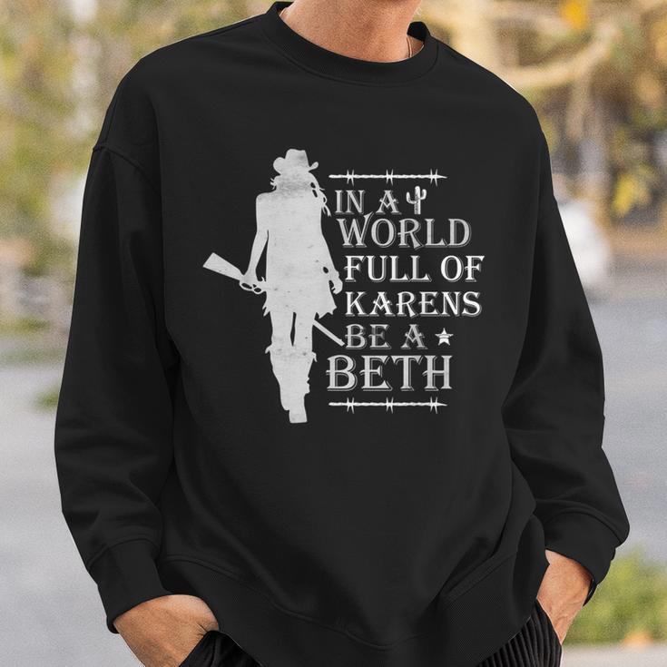 In A World Full Of Karens Be A Beth Sweatshirt Geschenke für Ihn