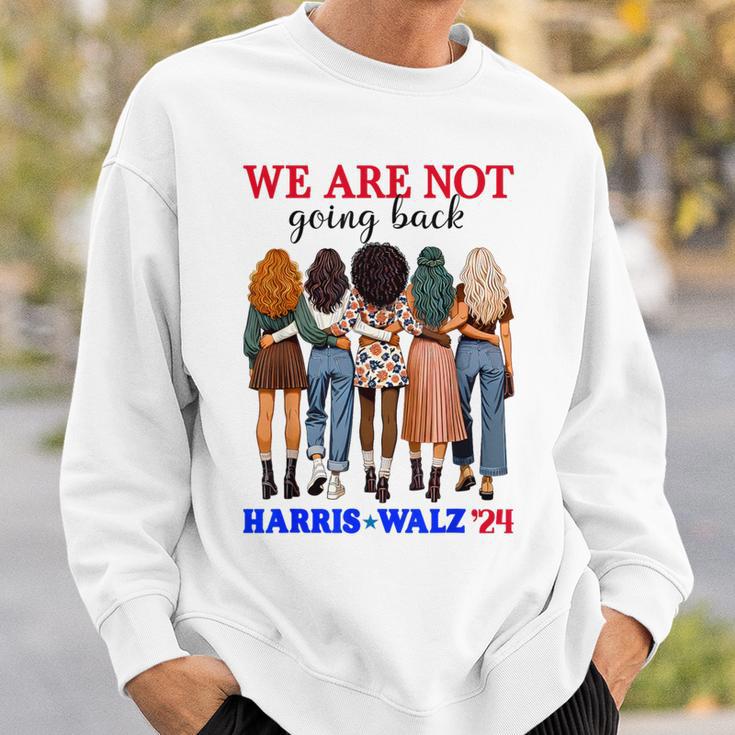 We Don't Go Back Harris Walz 24 Kamala Harris Tim Waltz Sweatshirt Geschenke für Ihn