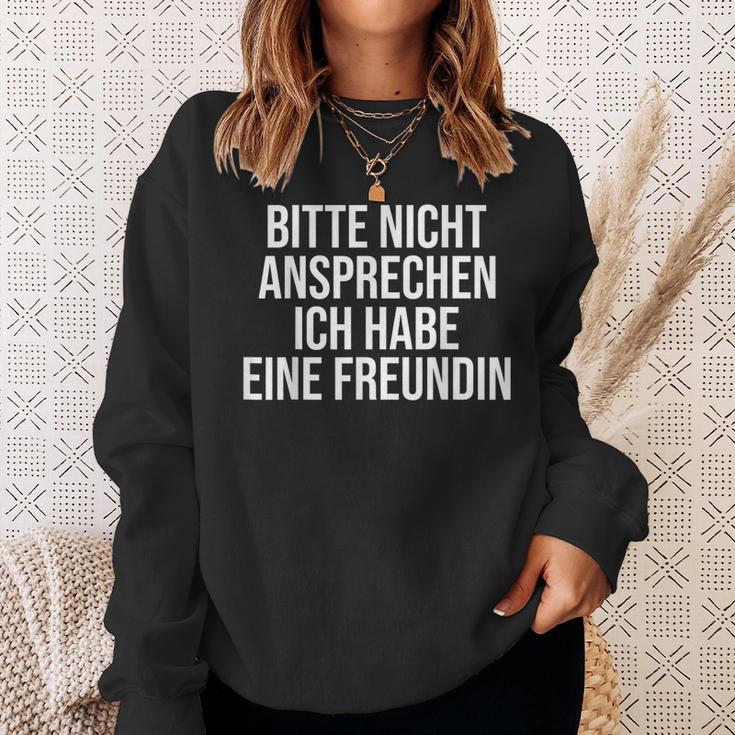 Bitte Nicht Ansprechen Ich Habe Eine Freundin Sweatshirt Geschenke für Sie