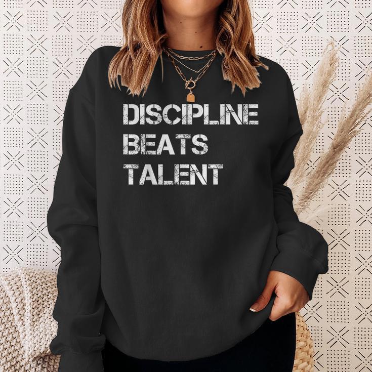 Discipline Beats Talent Sweatshirt Geschenke für Sie