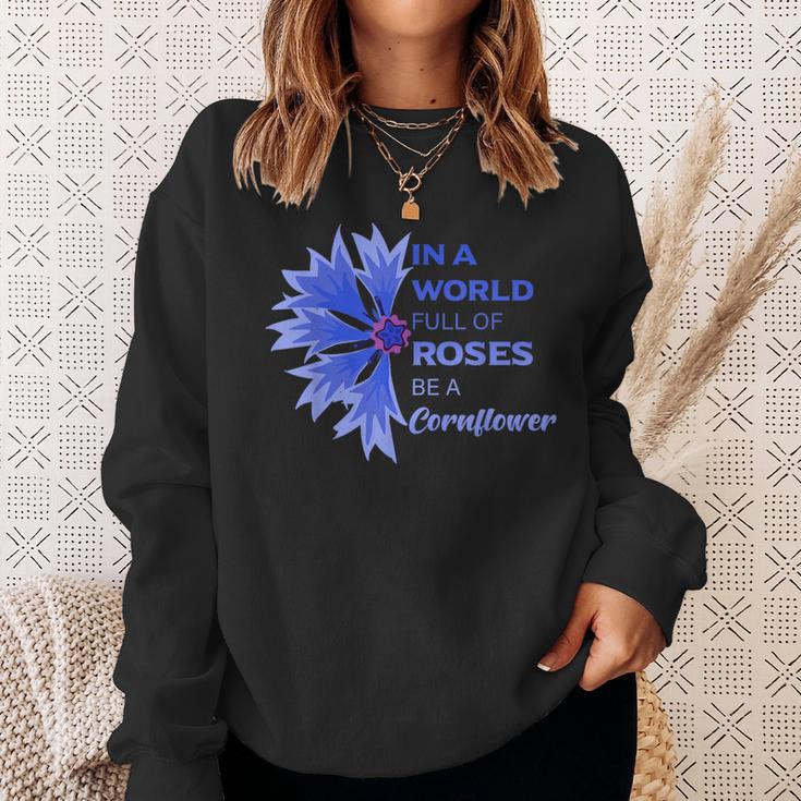 In Einer Weltoller Roses Sei Ein Kornblume In A World Full S Sweatshirt Geschenke für Sie