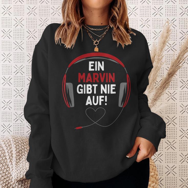 Gaming Headphones Ein Marvin Gibt Nie Auf Personalised Sweatshirt Geschenke für Sie