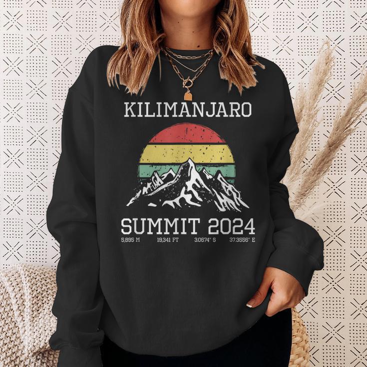 Gipfel Kilimanjaro 2024 Hiking Tanzania Retro Sweatshirt Geschenke für Sie